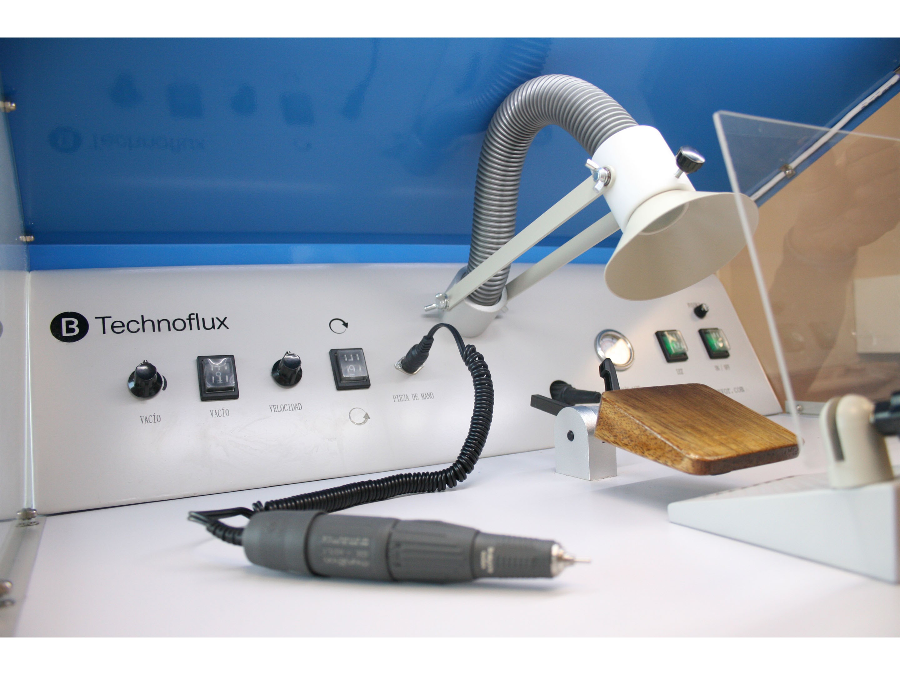 TECHNOFLUX WORK STATION FOR POLISHING WITH LIGHT AND ASPIRATION